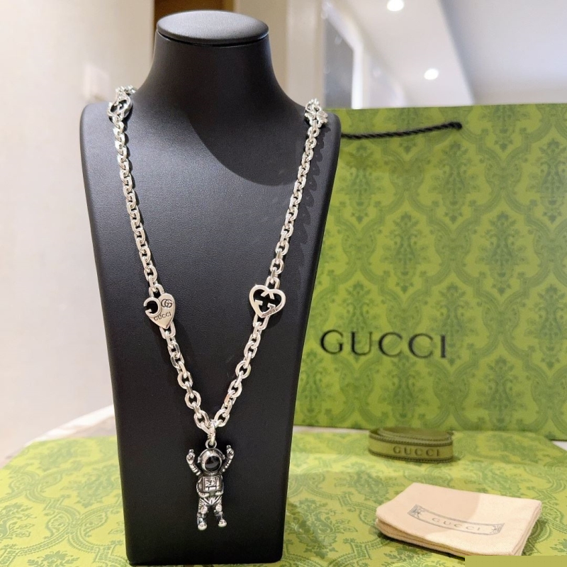G*u*i necklaces